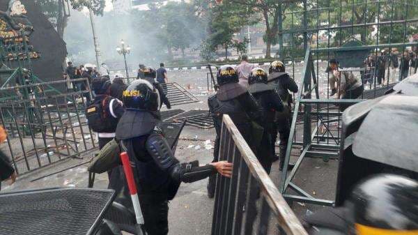 Demo May Day Ricuh, Massa Robohkan Pagar Kantor Gubernur Jateng Demo May Day Ricuh, Massa Robohkan Pagar Kantor Gubernur Jateng