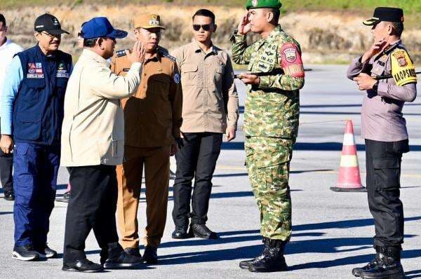 Prabowo Temui Pengungsi Bencana di Tapteng: Mereka Masih Syok Prabowo Temui Pengungsi Bencana di Tapteng: Mereka Masih Syok