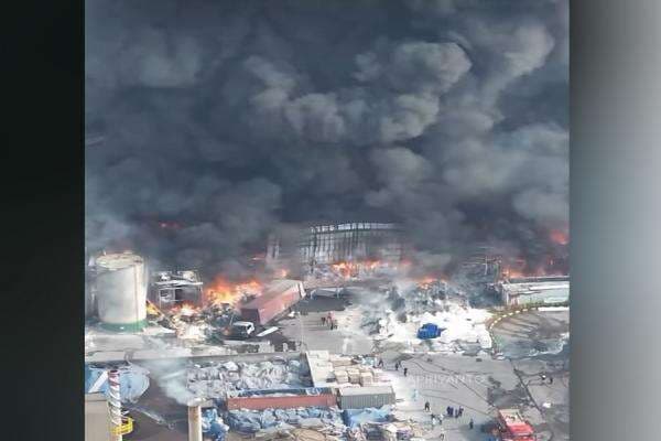 Breaking News: Kebakaran Pabrik Minyak di Kaliabang Bekasi, 7 Orang Tewas Breaking News: Kebakaran Pabrik Minyak di Kaliabang Bekasi, 7 Orang Tewas