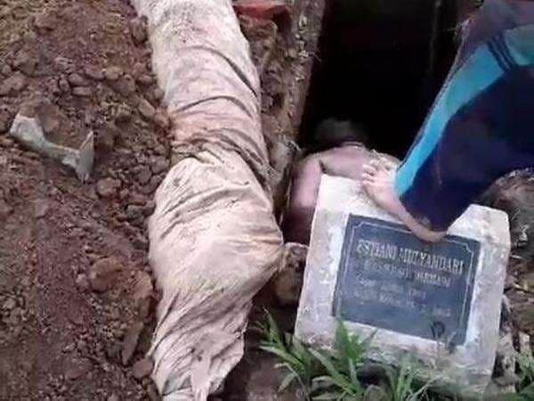 Viral di Media Sosial, Penemuan Jenazah Masih Utuh di Makam Desa Ploso Kudus Viral di Media Sosial, Penemuan Jenazah Masih Utuh di Makam Desa Ploso Kudus