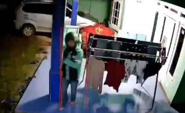 Waspada Maling Jemuran Celana Dalam di Cileungsi, Pakai Atribut Ojek Online Waspada Maling Jemuran Celana Dalam di Cileungsi, Pakai Atribut Ojek Online