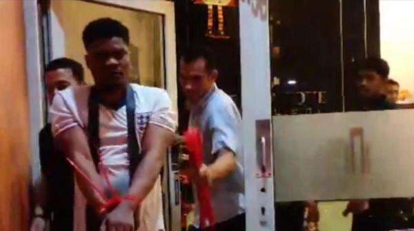 Sembunyi di Toren Air, Komplotan Penipu Love Scam Asal Nigeria Ditangkap di Apartemen Kemayoran Sembunyi di Toren Air, Komplotan Penipu Love Scam Asal Nigeria Ditangkap di Apartemen Kemayoran