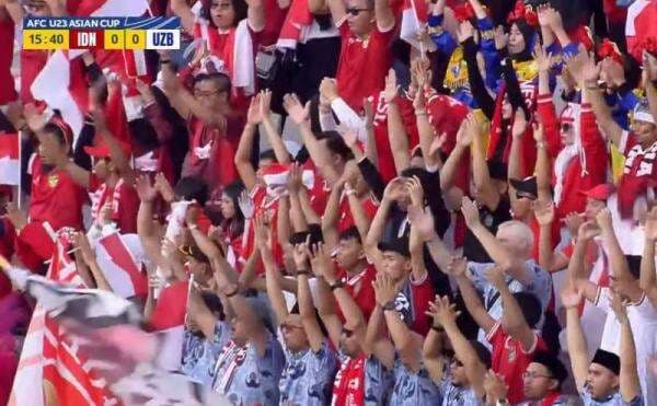 Gaya Unik Suporter Timnas Indonesia Vs Uzbekistan di Piala Asia U-23: Pakai Baju Korpri hingga Pakaian Adat Gaya Unik Suporter Timnas Indonesia Vs Uzbekistan di Piala Asia U-23: Pakai Baju Korpri hingga Pakaian Adat