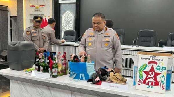 Dua Otak Perakitan Bom Molotov di Kampus Unmul Ditangkap di Kukar Dua Otak Perakitan Bom Molotov di Kampus Unmul Ditangkap di Kukar