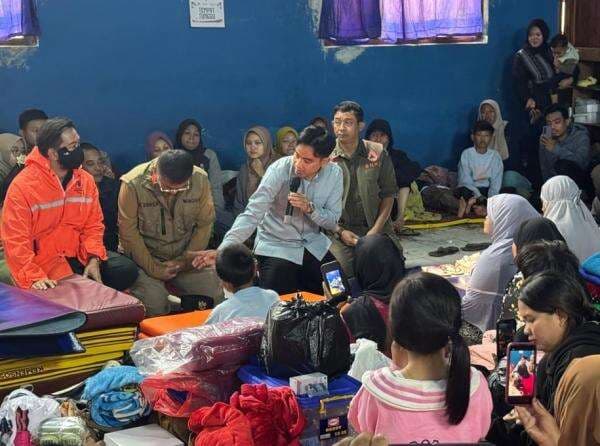 Gibran Temui Pengungsi Longsor Cisarua Bandung Barat, Janji Perbaiki Rumah Warga Terdampak Gibran Temui Pengungsi Longsor Cisarua Bandung Barat, Janji Perbaiki Rumah Warga Terdampak
