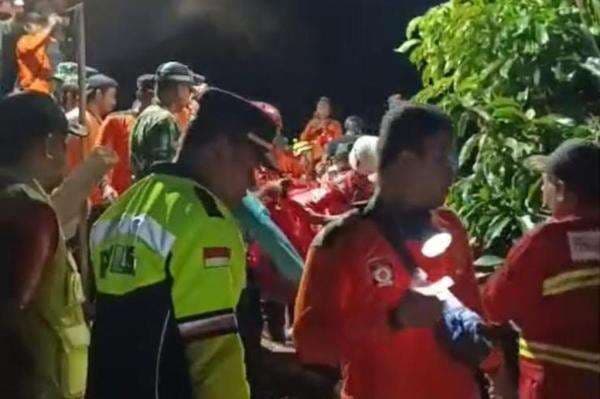 Identitas 2 Korban Tewas Tertimbun Longsor di Cilacap, 21 Orang Masih Hilang Identitas 2 Korban Tewas Tertimbun Longsor di Cilacap, 21 Orang Masih Hilang