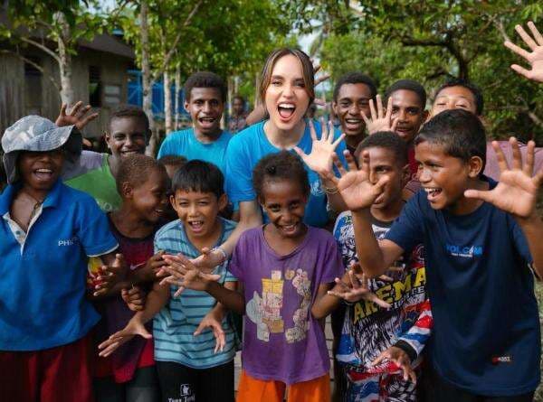 Momen Cinta Laura Kunjungi Papua, Dapat Pelukan Hangat Anak-Anak Asmat Momen Cinta Laura Kunjungi Papua, Dapat Pelukan Hangat Anak-Anak Asmat
