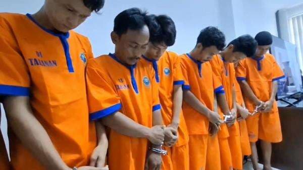 Penggerebekan Kampung Narkoba di Bangka Tengah, 6 Orang Ditangkap 1 Ditembak Penggerebekan Kampung Narkoba di Bangka Tengah, 6 Orang Ditangkap 1 Ditembak