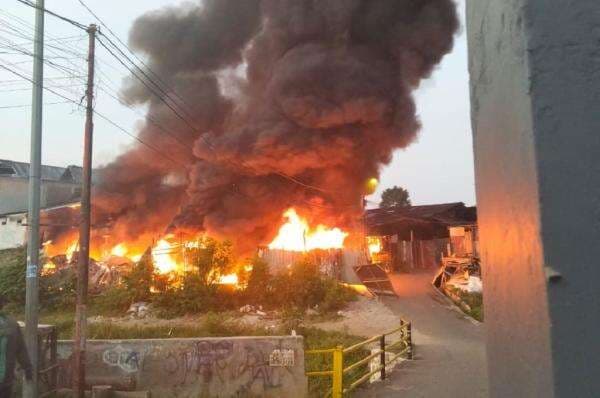 Kebakaran di Pondok Kelapa Jaktim, 11 Mobil Damkar Dikerahkan Kebakaran di Pondok Kelapa Jaktim, 11 Mobil Damkar Dikerahkan