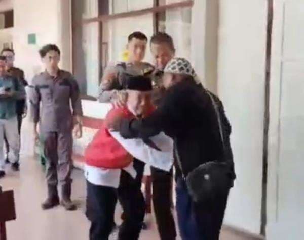 Kakek Masir Pencuri Burung Cendet Batal Dituntut 2 Tahun Bui, Keluarga Histeris Kakek Masir Pencuri Burung Cendet Batal Dituntut 2 Tahun Bui, Keluarga Histeris