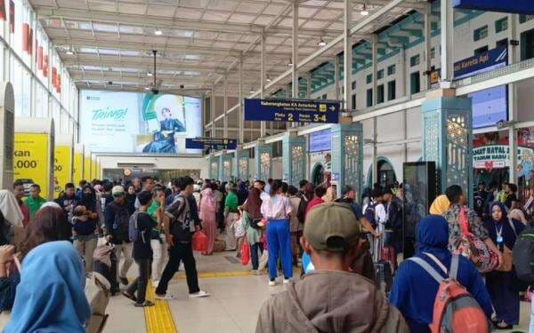 Stasiun Pasar Senen Dipadati Penumpang, Jumlah Keberangkatan Masih Tinggi Stasiun Pasar Senen Dipadati Penumpang, Jumlah Keberangkatan Masih Tinggi