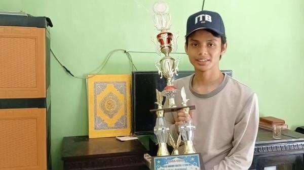 "Saya Kaget Rektor ITB Langsung Datang!": Kisah Devit, Anak Kuli Angkut Kayu Manis Asal Agam! "Saya Kaget Rektor ITB Langsung Datang!": Kisah Devit, Anak Kuli Angkut Kayu Manis Asal Agam!