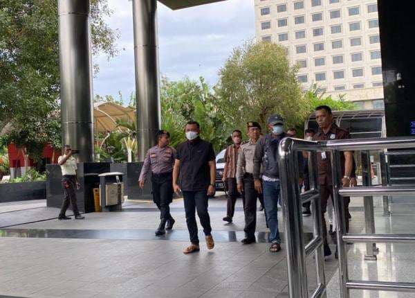 Tak Hanya Bupati Sugiri, Sekda hingga Dirut RSUD Ponorogo Juga Dibawa ke KPK Tak Hanya Bupati Sugiri, Sekda hingga Dirut RSUD Ponorogo Juga Dibawa ke KPK