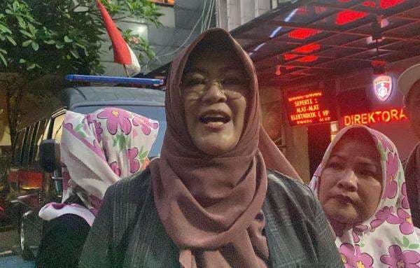 Dokter Tifa Pertanyakan Makam Orangtua Jokowi di Karanganyar, Padahal Lahir di Boyolali Dokter Tifa Pertanyakan Makam Orangtua Jokowi di Karanganyar, Padahal Lahir di Boyolali