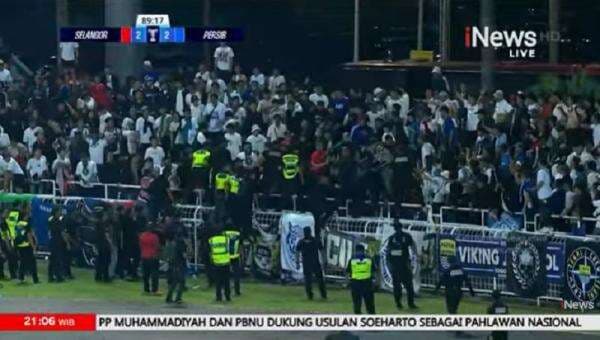 Panas! Suporter Baku Hantam saat Persib Hancurkan Selangor FC, Marc Klok Turun Tangan! Panas! Suporter Baku Hantam saat Persib Hancurkan Selangor FC, Marc Klok Turun Tangan!