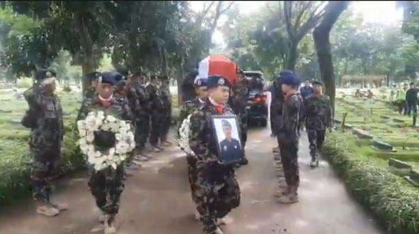 Korban Pesawat ATR, Pegawai KKP Ferry Irawan Dimakamkan dengan Upacara Kedinasan Korban Pesawat ATR, Pegawai KKP Ferry Irawan Dimakamkan dengan Upacara Kedinasan