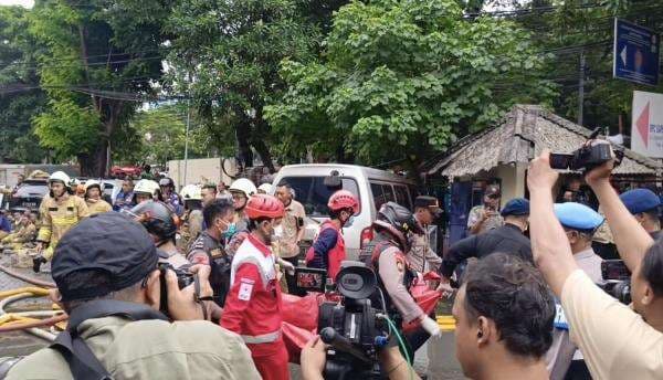 Kebakaran Gedung Terra Drone Kemayoran, Petugas Evakuasi Kantong Jenazah Kebakaran Gedung Terra Drone Kemayoran, Petugas Evakuasi Kantong Jenazah
