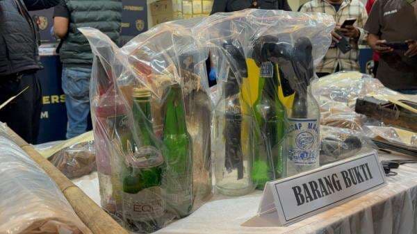 Ini Penampakan Barang Bukti Demo Ricuh di Jakarta, dari Bom Molotov hingga Petasan Ini Penampakan Barang Bukti Demo Ricuh di Jakarta, dari Bom Molotov hingga Petasan