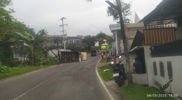 Truk Bermuatan Pasir Terguling di Jalan Raya Belik Pemalang Truk Bermuatan Pasir Terguling di Jalan Raya Belik Pemalang