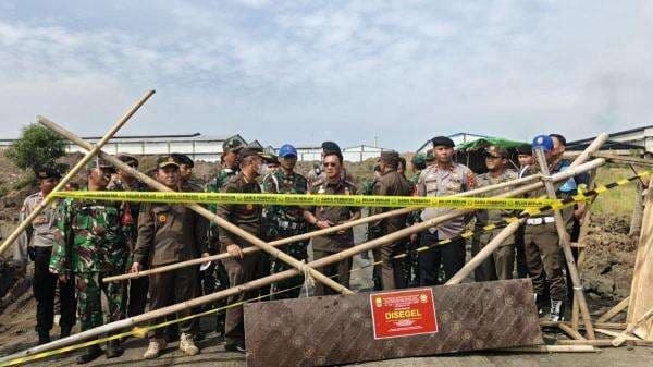 Satpol PP Karawang Segel Aktivitas Galian Tanah Ilegal di Telukjambe Barat Satpol PP Karawang Segel Aktivitas Galian Tanah Ilegal di Telukjambe Barat