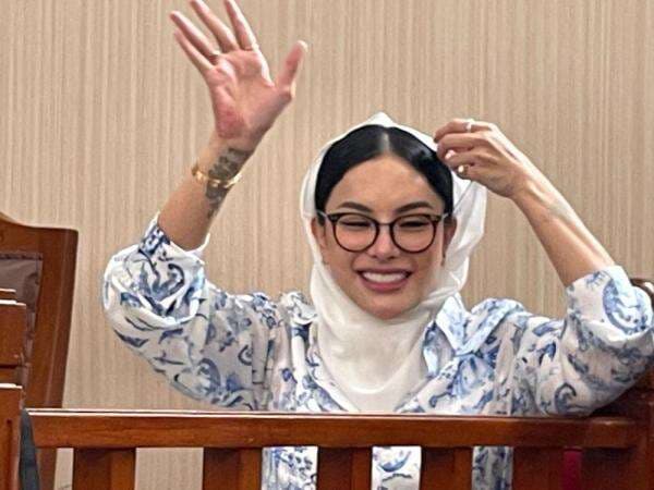 3 Potret Bergaya Kerudung, Nikita Mirzani: Hari Ini Aku Jadi Putri Firaun 3 Potret Bergaya Kerudung, Nikita Mirzani: Hari Ini Aku Jadi Putri Firaun