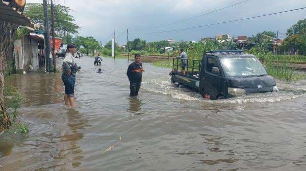 Banjir Kota Semarang Hentikan Aktivitas Warga, 38,180 Ribu Jiwa Terdampak Banjir Kota Semarang Hentikan Aktivitas Warga, 38,180 Ribu Jiwa Terdampak