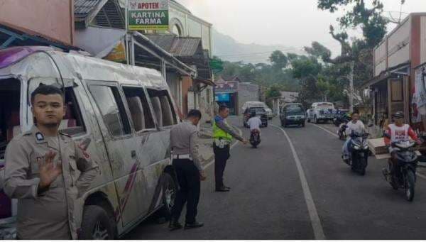 Kecelakaan Beruntun Minibus Peziarah Tabrak 7 Motor dan Mobil di Pemalang, 4 Luka Kecelakaan Beruntun Minibus Peziarah Tabrak 7 Motor dan Mobil di Pemalang, 4 Luka