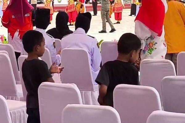 Viral 2 Bocah di Gowa Pungut Sisa Makanan usai Upacara HUT RI, Miris dan Bikin Haru! Viral 2 Bocah di Gowa Pungut Sisa Makanan usai Upacara HUT RI, Miris dan Bikin Haru!