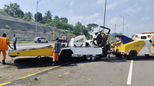 Truk Derek Tabrak Dua Bus di Tol Cipularang, 2 Orang Jadi Korban Truk Derek Tabrak Dua Bus di Tol Cipularang, 2 Orang Jadi Korban