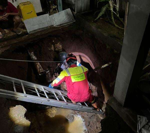 Motor Nyemplung di Septic Tank, Damkar Kota Bekasi Diminta Evakuasi Motor Nyemplung di Septic Tank, Damkar Kota Bekasi Diminta Evakuasi