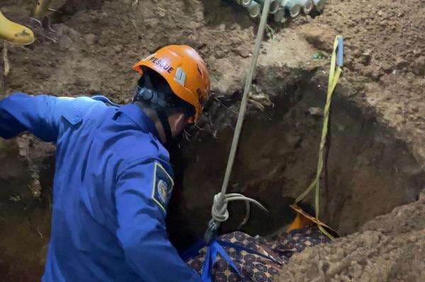 Ketika Petugas Damkar Bantu Proses Pemakaman Pria Obesitas di Bogor Ketika Petugas Damkar Bantu Proses Pemakaman Pria Obesitas di Bogor