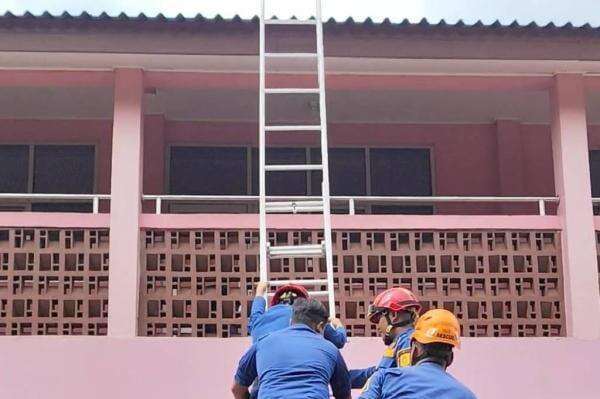 Aksi Heroik Damkar Bogor, Panjat Atap Sekolah Ambil Kunci Motor Guru yang Nyangkut Aksi Heroik Damkar Bogor, Panjat Atap Sekolah Ambil Kunci Motor Guru yang Nyangkut