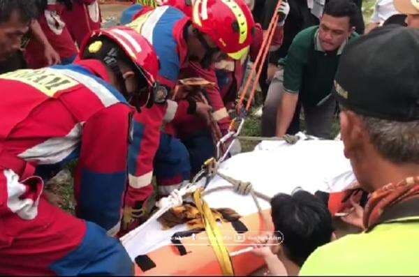 Dramatis! Damkar Jaktim Bantu Pemakaman Warga Berbobot 200 Kg di Rawamangun Dramatis! Damkar Jaktim Bantu Pemakaman Warga Berbobot 200 Kg di Rawamangun
