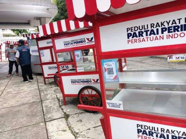 Dapat Gerobak Baru dari Partai Perindo, Pedagang Bakso: Semoga Pelanggan Makin Banyak Dapat Gerobak Baru dari Partai Perindo, Pedagang Bakso: Semoga Pelanggan Makin Banyak
