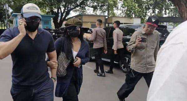 Dampingi Pemeriksaan Anaknya, David Bayu Naif Pegang Erat Tangan Audrey David Dampingi Pemeriksaan Anaknya, David Bayu Naif Pegang Erat Tangan Audrey David