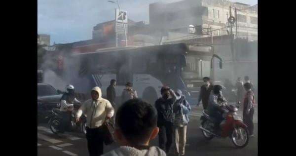 Bus Transjabodetabek Rute Bekasi–Dukuh Atas Keluarkan Asap di Jatinegara Bus Transjabodetabek Rute Bekasi–Dukuh Atas Keluarkan Asap di Jatinegara