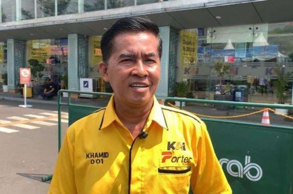 Cerita Porter di Stasiun Pasar Senen Panen Rezeki saat Libur Nataru Cerita Porter di Stasiun Pasar Senen Panen Rezeki saat Libur Nataru