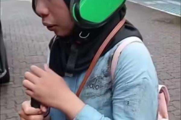 Viral Penumpang Tunanetra Jatuh ke Got di Jaksel, Diduga Tak Diantar Petugas Transjakarta Viral Penumpang Tunanetra Jatuh ke Got di Jaksel, Diduga Tak Diantar Petugas Transjakarta