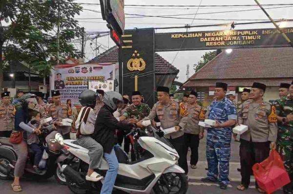 Kompak! Polri-TNI di Jombang Bagi Takjil Hingga Berbuka Puasa Bersama di Penghujung Ramadan Kompak! Polri-TNI di Jombang Bagi Takjil Hingga Berbuka Puasa Bersama di Penghujung Ramadan