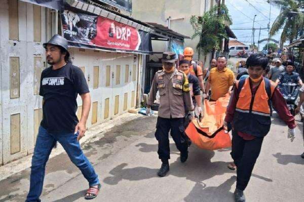 Cirebon Geger, Mayat IRT Mengapung di Bawah Jembatan Sungai Karangsambung Cirebon Geger, Mayat IRT Mengapung di Bawah Jembatan Sungai Karangsambung
