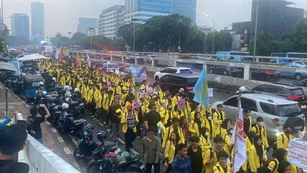 Ratusan Mahasiswa BEM SI Bubarkan Diri usai Demo di DPR Ratusan Mahasiswa BEM SI Bubarkan Diri usai Demo di DPR