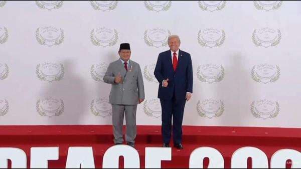 Prabowo-Trump Kompak Beri Jempol saat Foto Bersama di KTT Gaza Prabowo-Trump Kompak Beri Jempol saat Foto Bersama di KTT Gaza