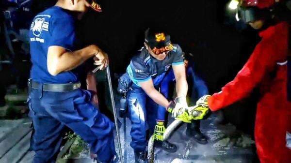Ular Piton di Teras Rumah Kost kabur Ke Selokan Berhasil Dievakuasi Petugas Damkar Ular Piton di Teras Rumah Kost kabur Ke Selokan Berhasil Dievakuasi Petugas Damkar