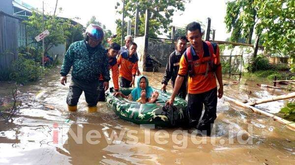 Kota Tegal Dikepung Banjir 41 Jiwa Mengungsi Kota Tegal Dikepung Banjir 41 Jiwa Mengungsi
