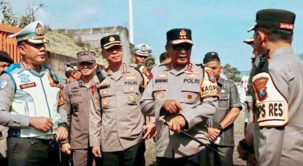 Antisipasi Lonjakan Wisatawan, Kapolda Jatim Tinjau Langsung Pos PAM di Kota Batu Antisipasi Lonjakan Wisatawan, Kapolda Jatim Tinjau Langsung Pos PAM di Kota Batu