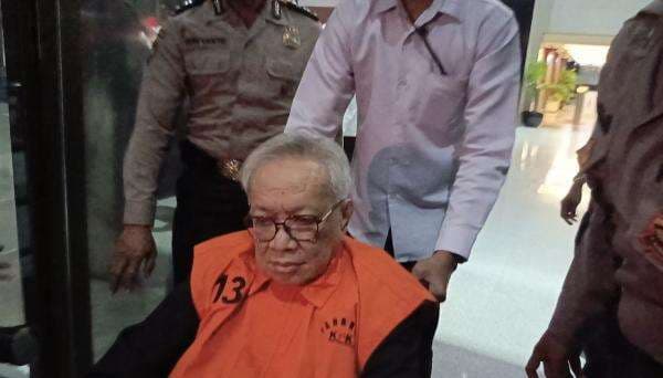 KPK Tahan Eks Direktur Pengolahan Pertamina Chrisna Damayanto Terkait Pengadaan Katalis KPK Tahan Eks Direktur Pengolahan Pertamina Chrisna Damayanto Terkait Pengadaan Katalis