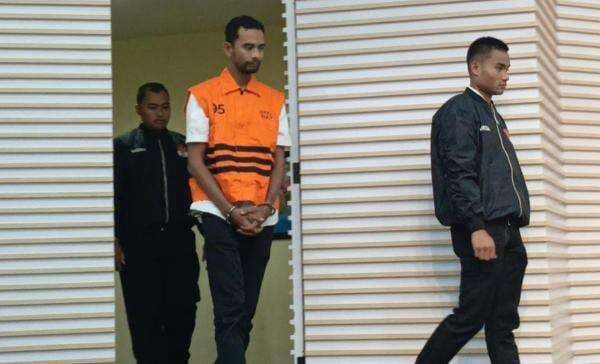 KPK Tahan Satu Tersangka Korupsi Pembangunan Rel Kereta Medan KPK Tahan Satu Tersangka Korupsi Pembangunan Rel Kereta Medan