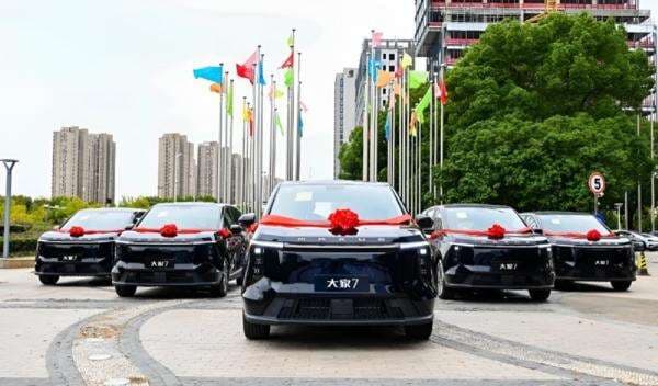 China Mulai Uji Taksi Listrik Sistem Tukar Baterai China Mulai Uji Taksi Listrik Sistem Tukar Baterai