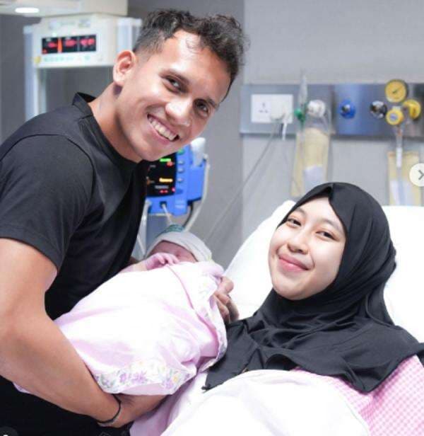 Selamat! Egy Maulana Vikri dan Adiba Khanza Dikaruniai Putri Pertama Selamat! Egy Maulana Vikri dan Adiba Khanza Dikaruniai Putri Pertama