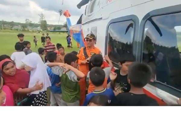 Kru Helikopter Polri Dampingi Korban Bencana Aceh Tamiang, Senyum Anak-Anak jadi Energi Kru Helikopter Polri Dampingi Korban Bencana Aceh Tamiang, Senyum Anak-Anak jadi Energi
